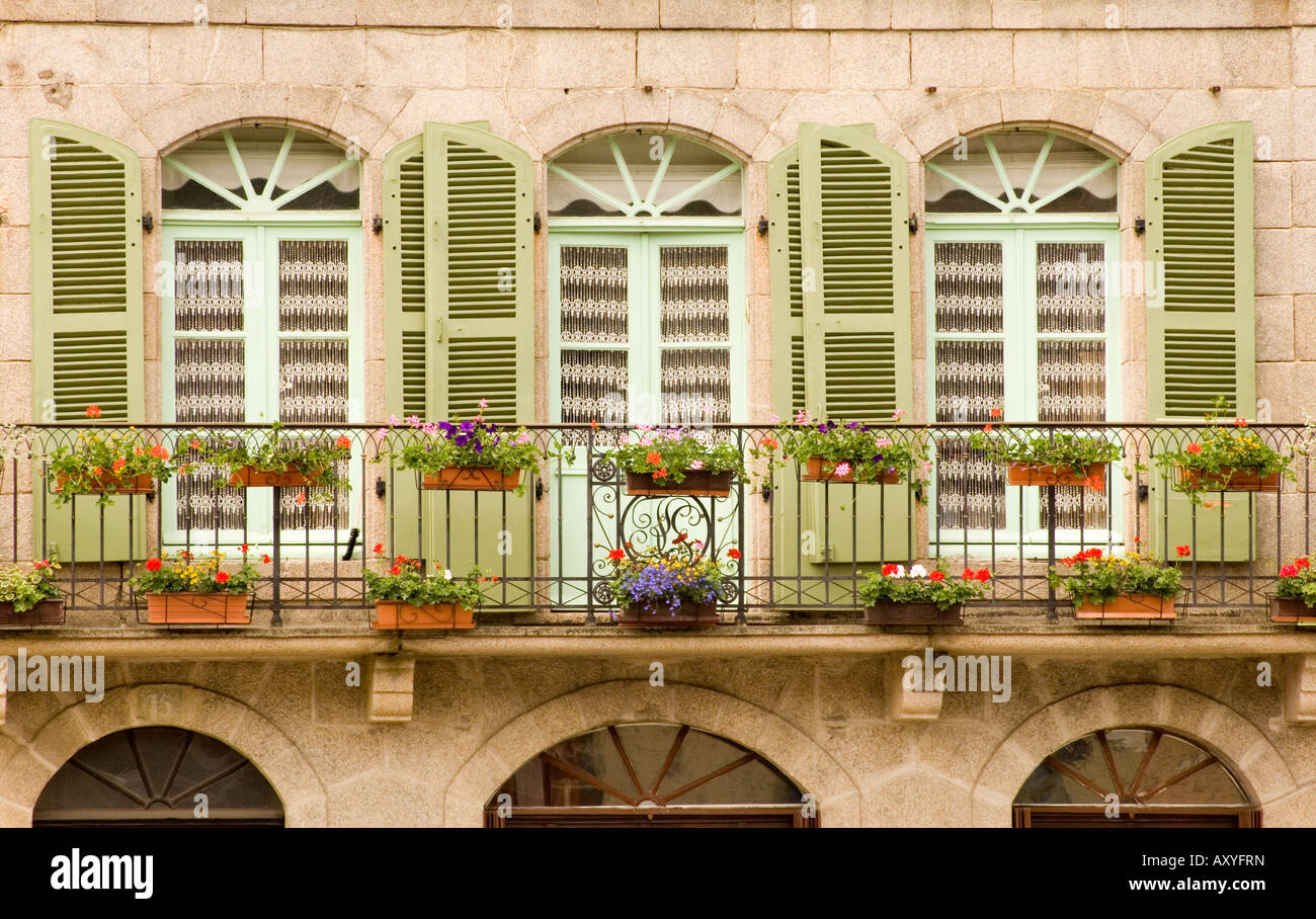 Bunten Fensterläden aus Holz und eine Blume bedeckt Balkon in Dinan, Bretagne, Frankreich, Europa Stockfoto
