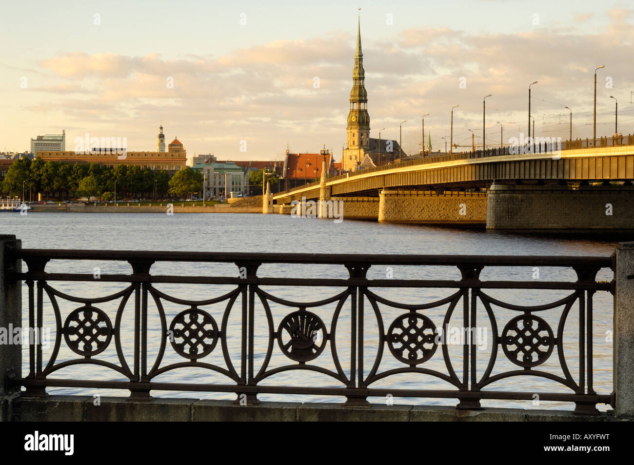 Kirche St. Peter und der Altstadt entfernt in der Dämmerung aus dem Fluss Daugava, Riga, Lettland, Baltikum, europaweit Stockfoto