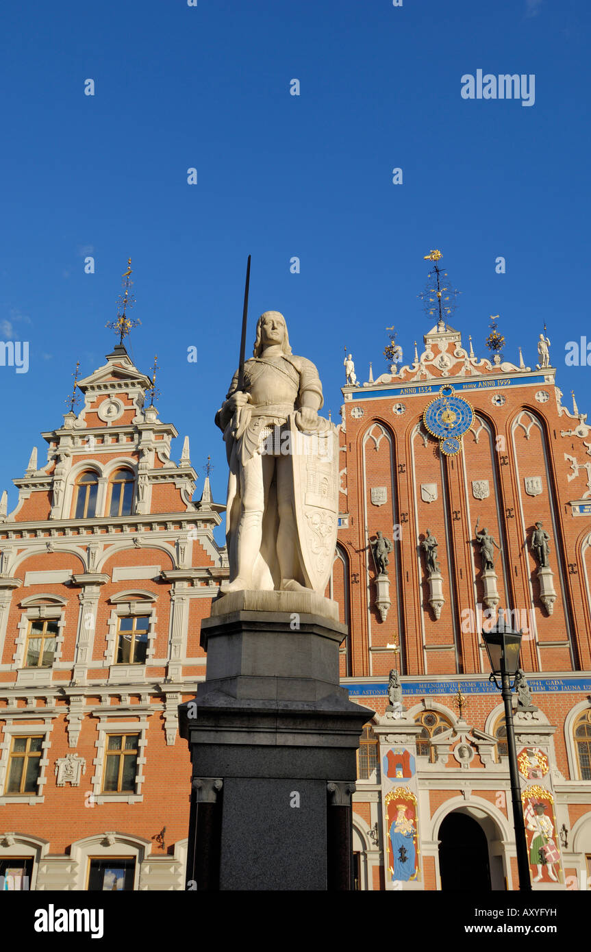 Statue von Roland vor dem Haus der Schwarzhäupter (Melngalvju Nams), Rathausplatz, Riga, Lettland, Baltikum Stockfoto