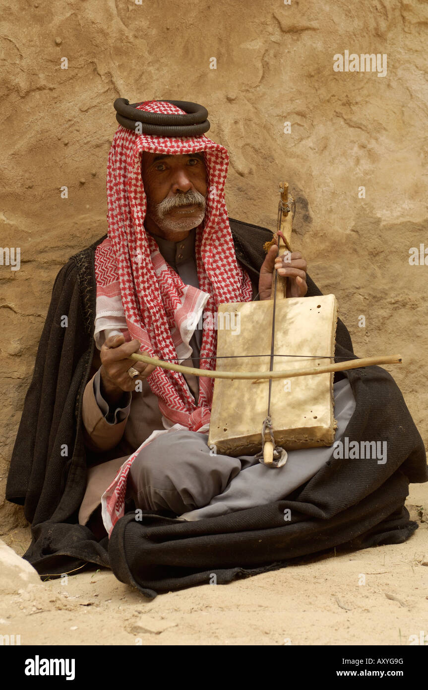 Beduinen-Mann in traditioneller Kleidung spielen ein Musikinstrument, Beida (Little Petra), Jordanien, Naher Osten Stockfoto