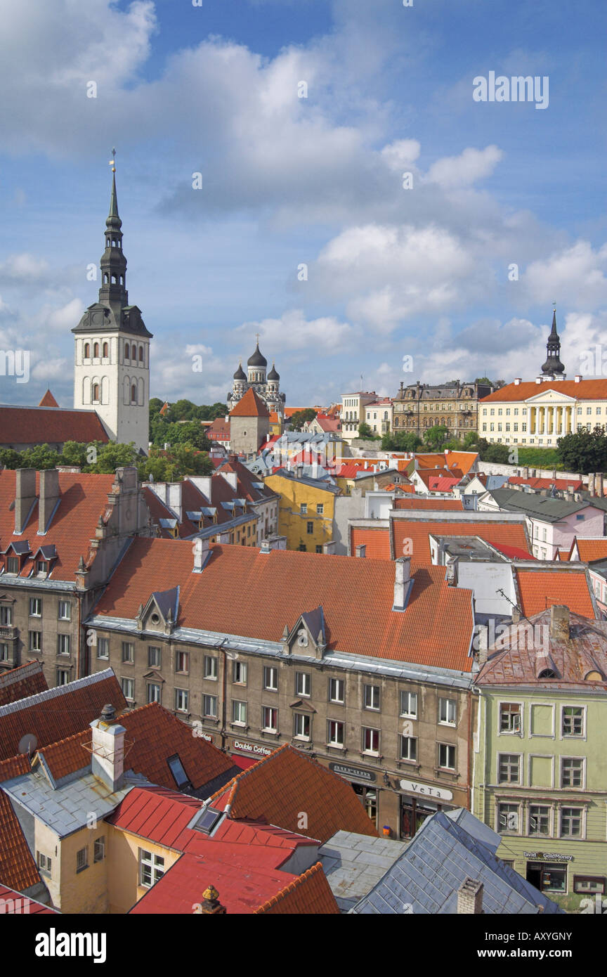 Niguliste Kirchturm, alten Stadt Dächer und Kuppeln der Alexander Nevsky Cathedral, Domberg, Tallinn, Estland Stockfoto