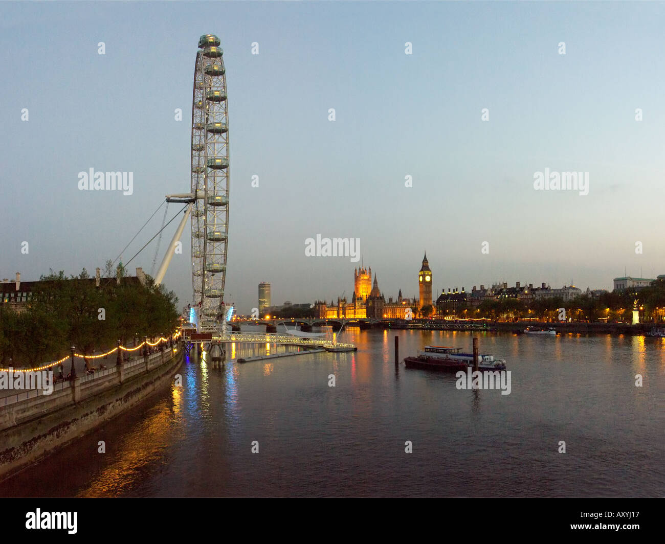 London Eye mit Blick auf die Themse in der Dämmerung London England Stockfoto