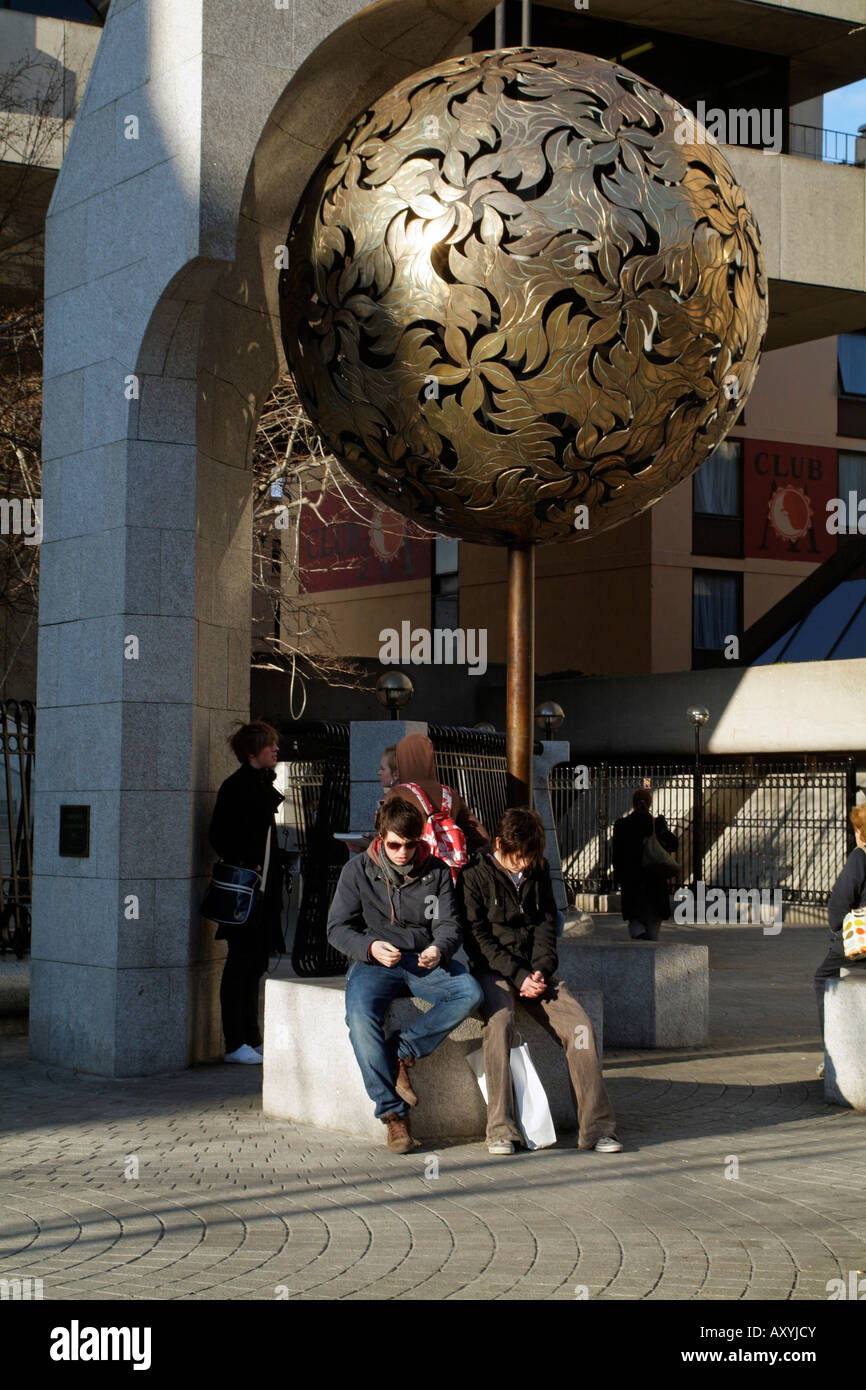 Goldene Kugel-Skulptur außerhalb der Central Bank of Ireland im Stadtzentrum von Dublin Irland Stockfoto