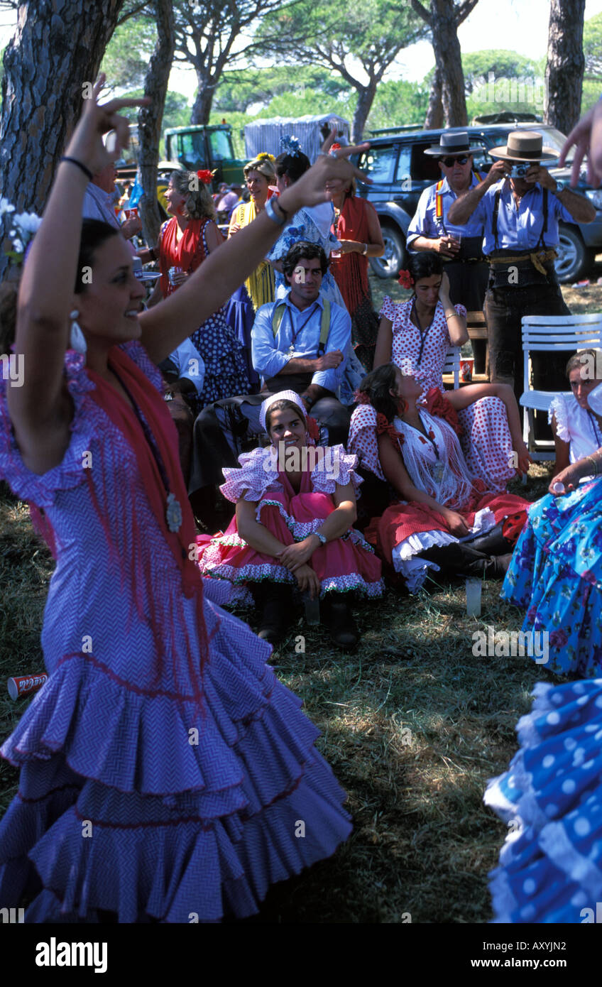 Die Wallfahrt nach El Rocio, führt durch den Nationalpark Coto Donana eine Frau tanzt Flamenco während einer Pause Stockfoto