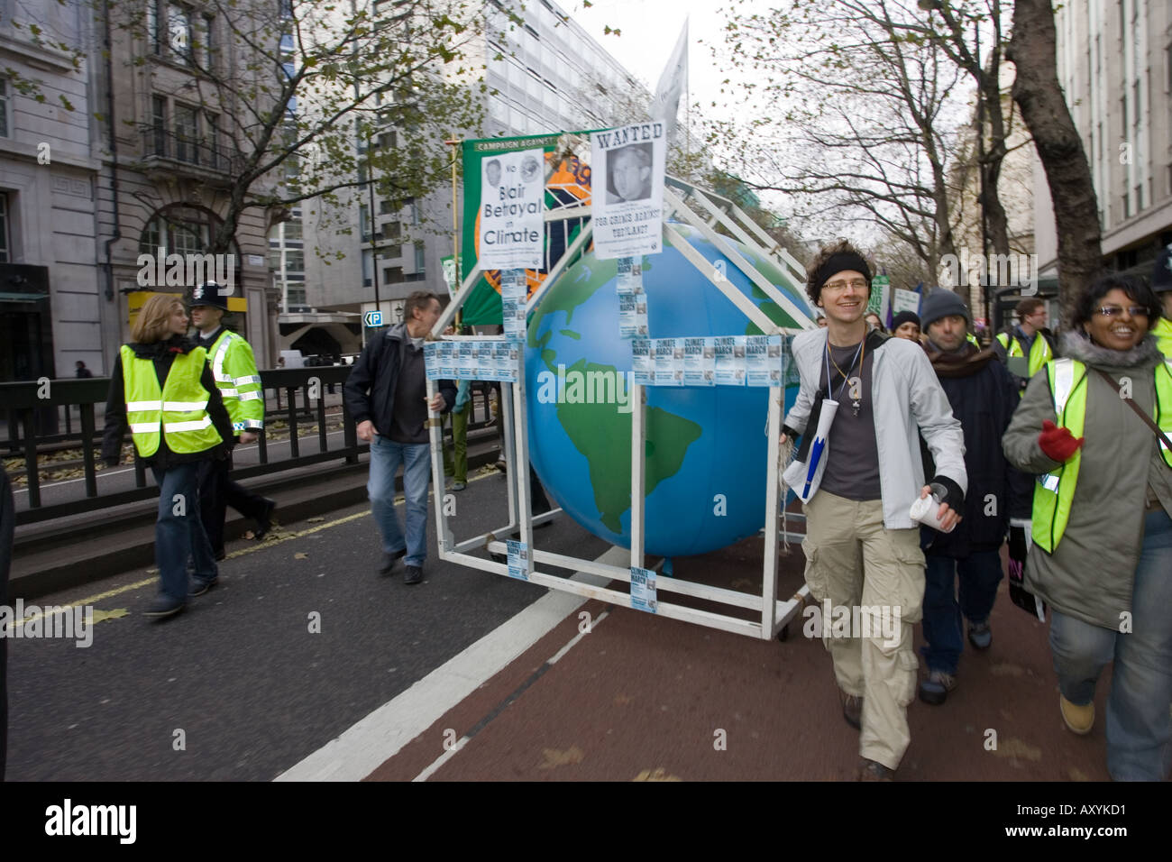 Aktivisten tragen symbolische Erde im Gewächshaus zum Klimawandel März am 3. Dezember in London UK Stockfoto