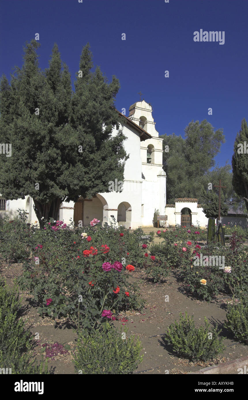 Garten und Mission San Juan Bautista CA USA stieg Stockfoto