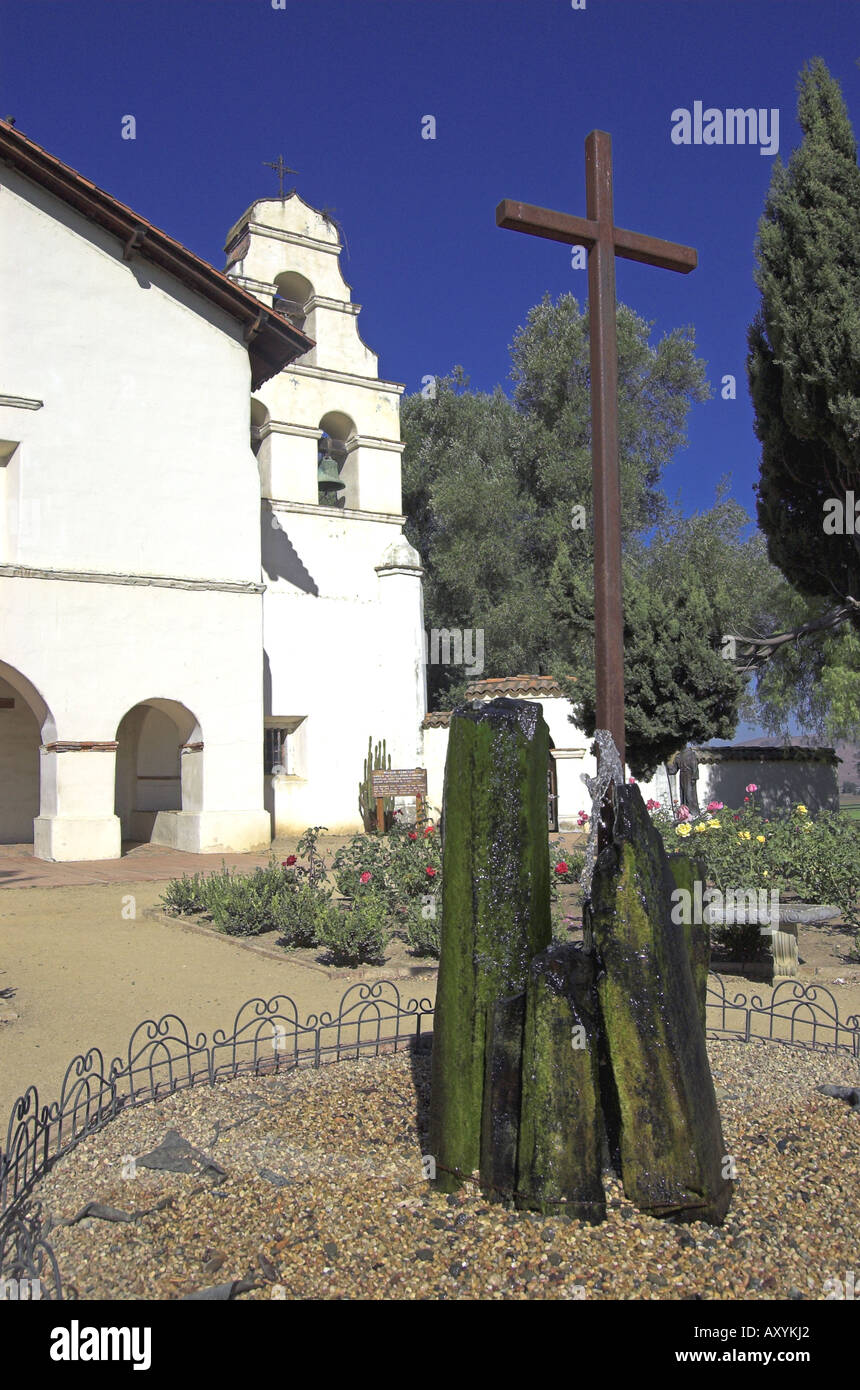 Brunnen und Kreuz an der Mission San Juan Bautista CA USA Stockfoto