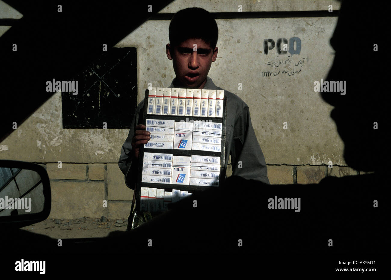 Kabul ein Junge verkaufen Zigaretten auf der Straße Stockfoto
