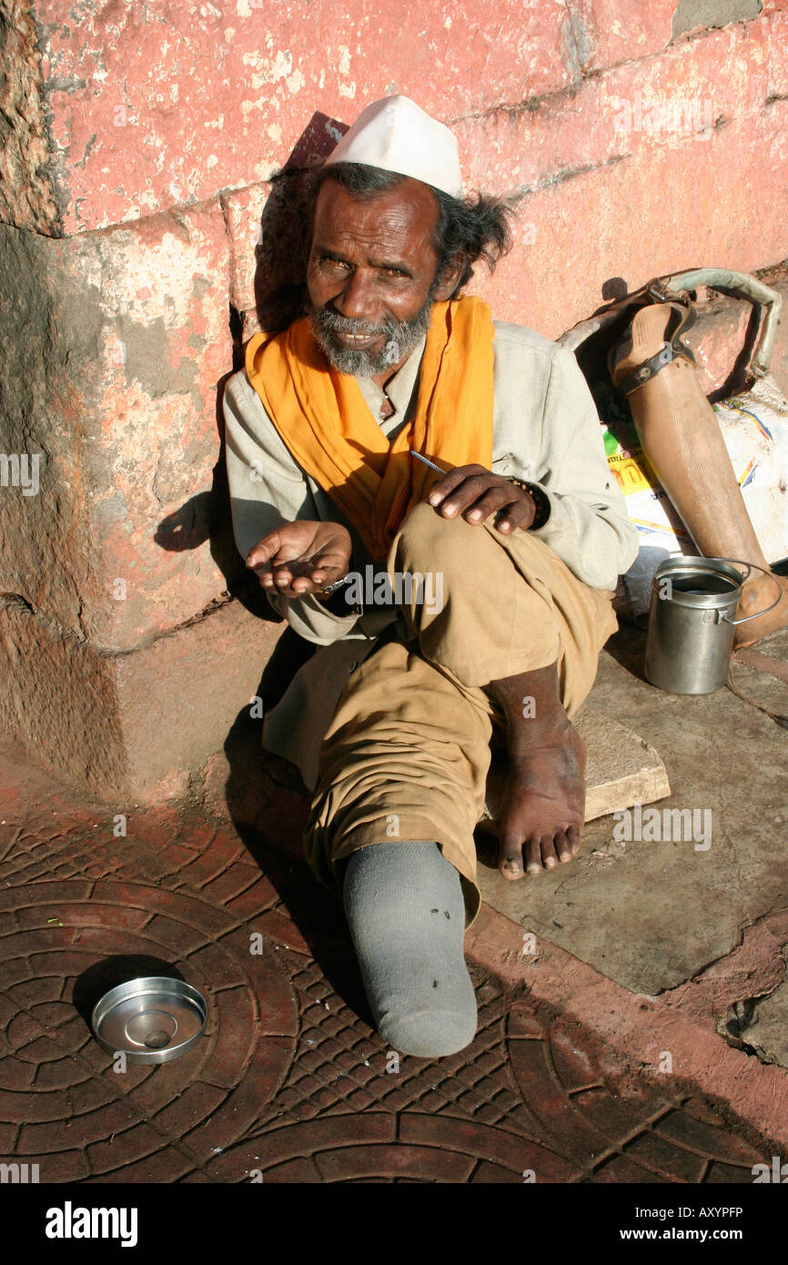 Ein Handicap Bettler in der Nähe von Straße in Pune. Stockfoto