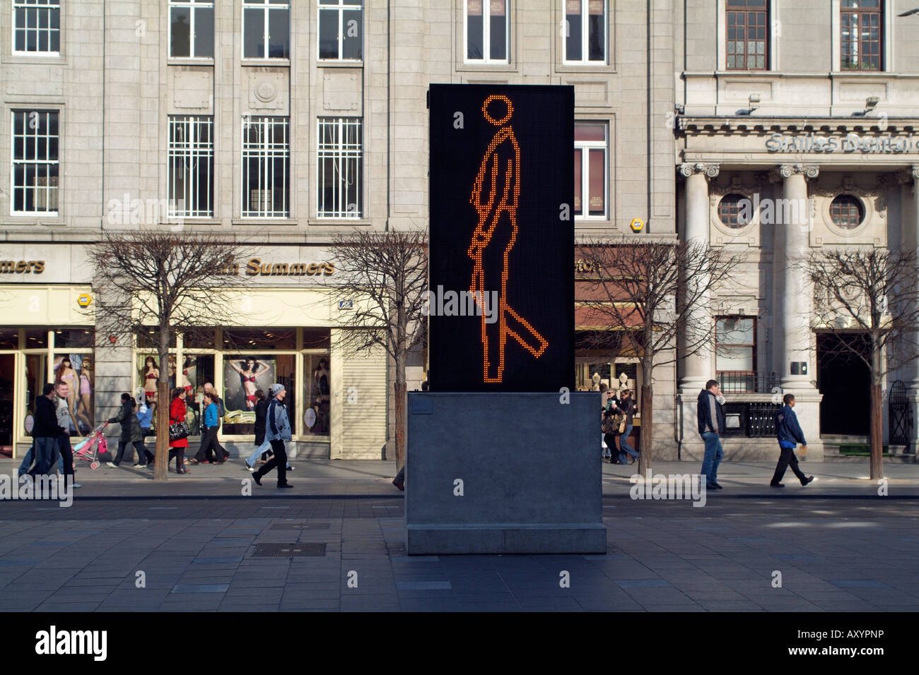 Moderne Kunst Walking Skulptur des britischen Künstlers Julian Opie auf O Connell Street Dublin Irland Stockfoto