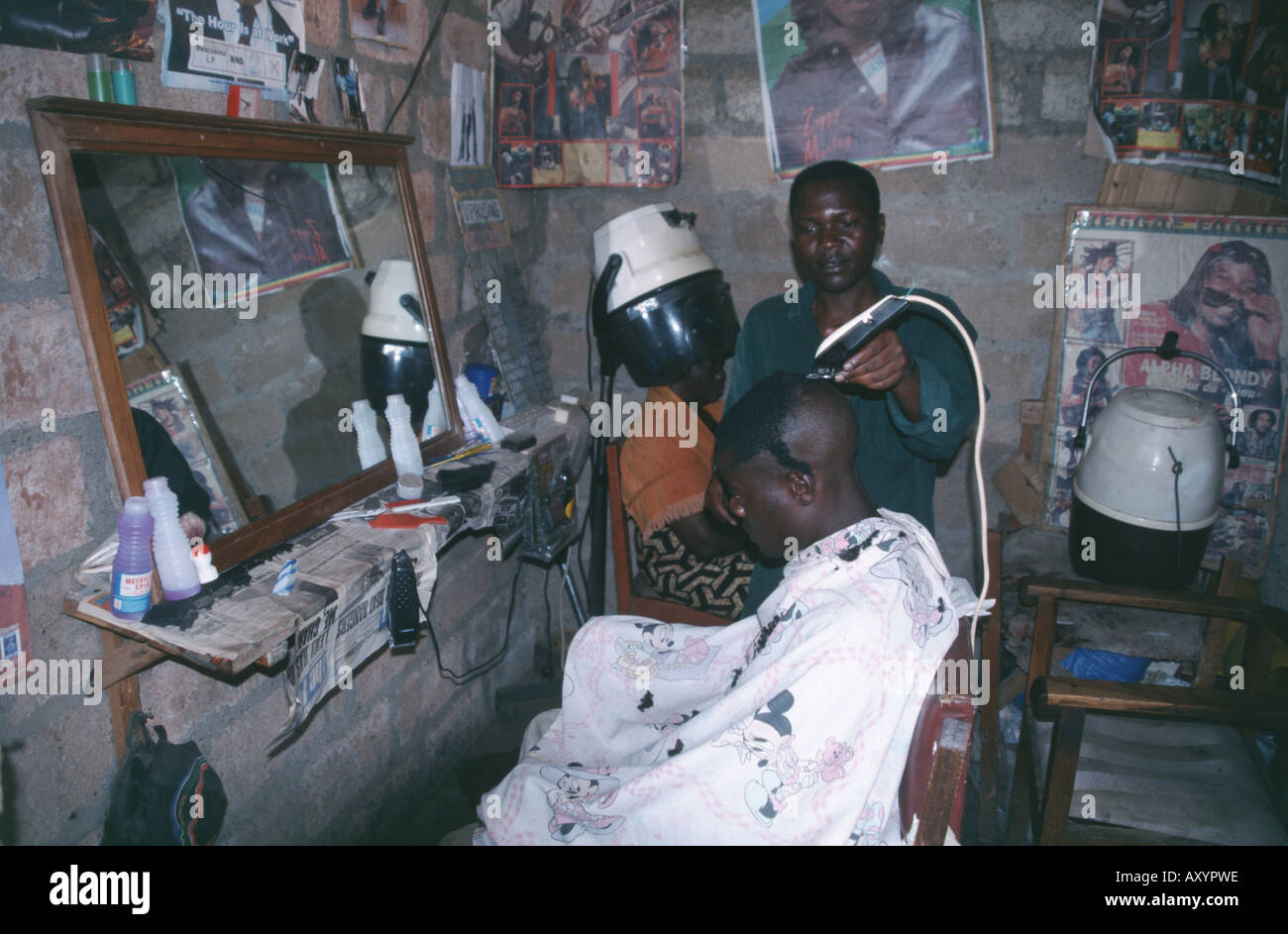Friseur am Arbeitsplatz, Lusaka, Sambia, Luburma Markt Stockfoto