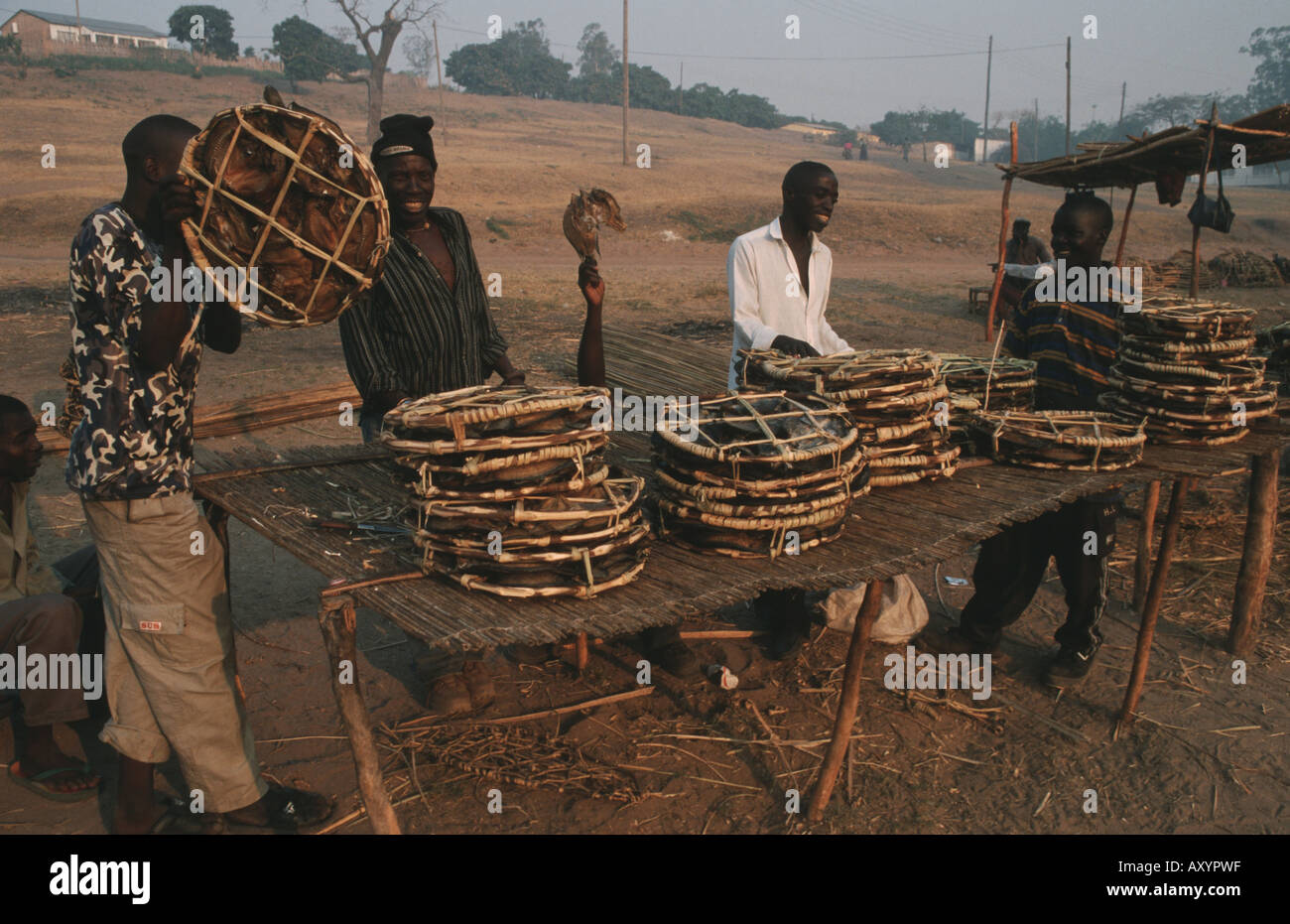 Händler verkaufen Trockenfisch, Hafen von Mongu, Sambia, westlichen Samland, Mongu Stockfoto