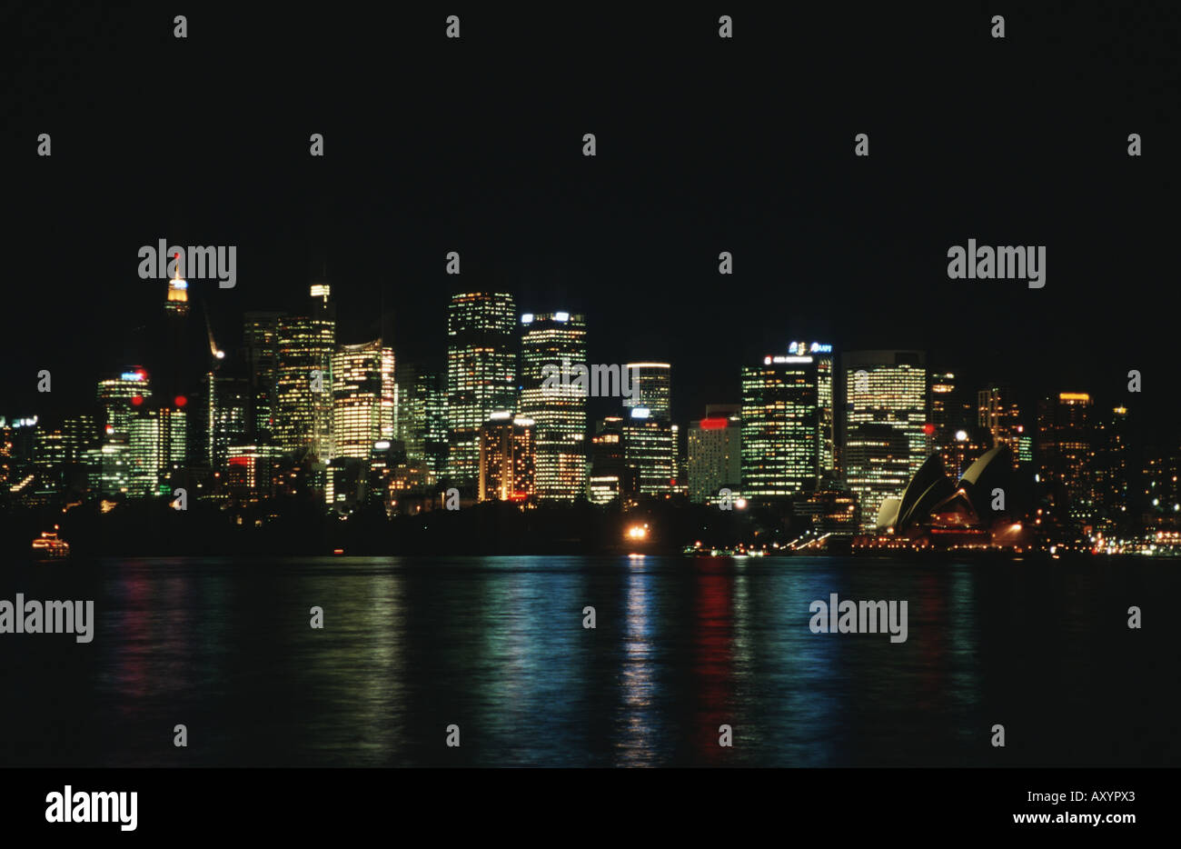 Blick vom Cremorne Wharf auf die Skyline von Sidney in der Nacht, Australien, New South Wales, Sydney Stockfoto