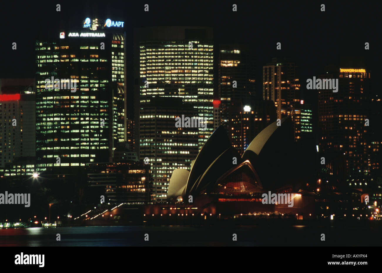 Blick vom Cremorne Wharf auf die Skyline von Sidney mit der Oper in der Nacht, Australien, New South Wales, Sydney Stockfoto