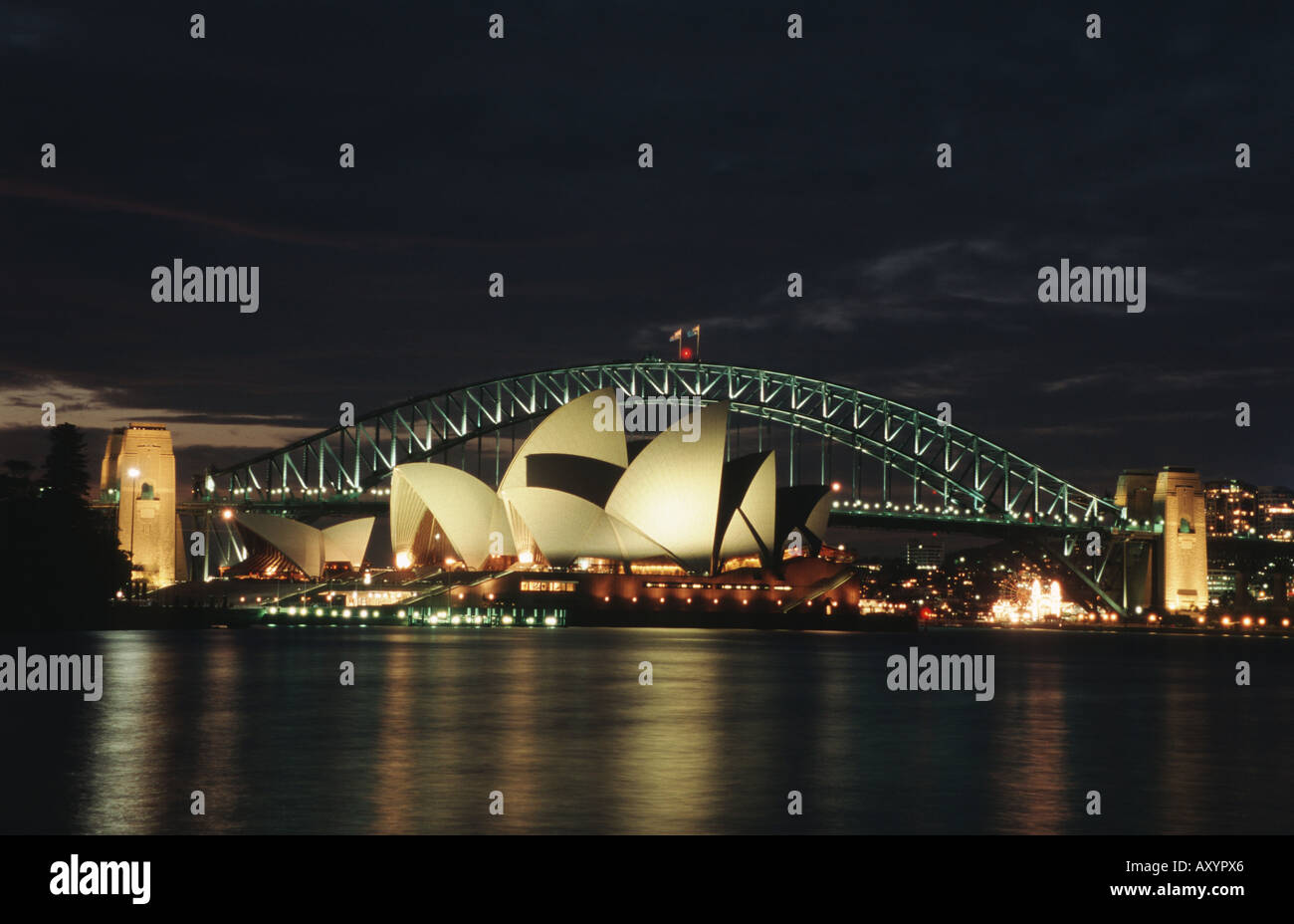 Nachtansicht von Frau Macquairie Punkt in die Oper, die Harbour Bridge im Hintergrund, Australien, New South Wales, Sydney Stockfoto