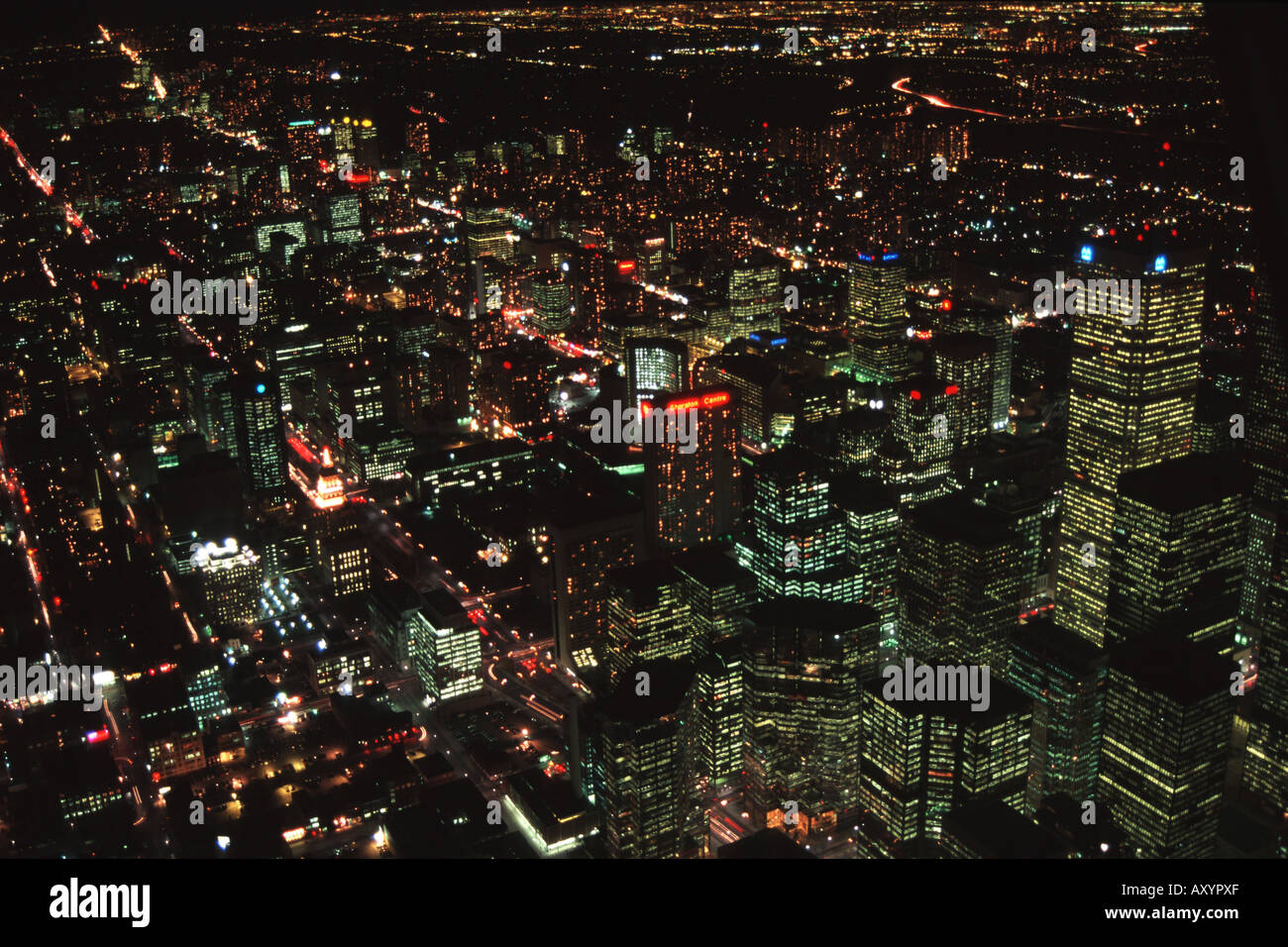 Blick vom CN-Tower auf die Skyline von Toronto bei Nacht, Kanada, Ontario, Toronto Stockfoto