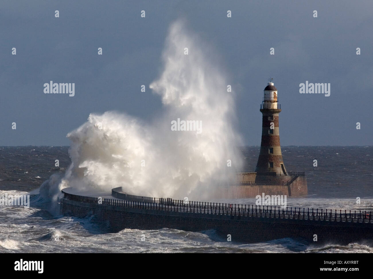 Eine riesige Ozeanwelle bricht über den Leuchtturm auf Roker Pier in Sunderland während einem Feder-Sturm Stockfoto