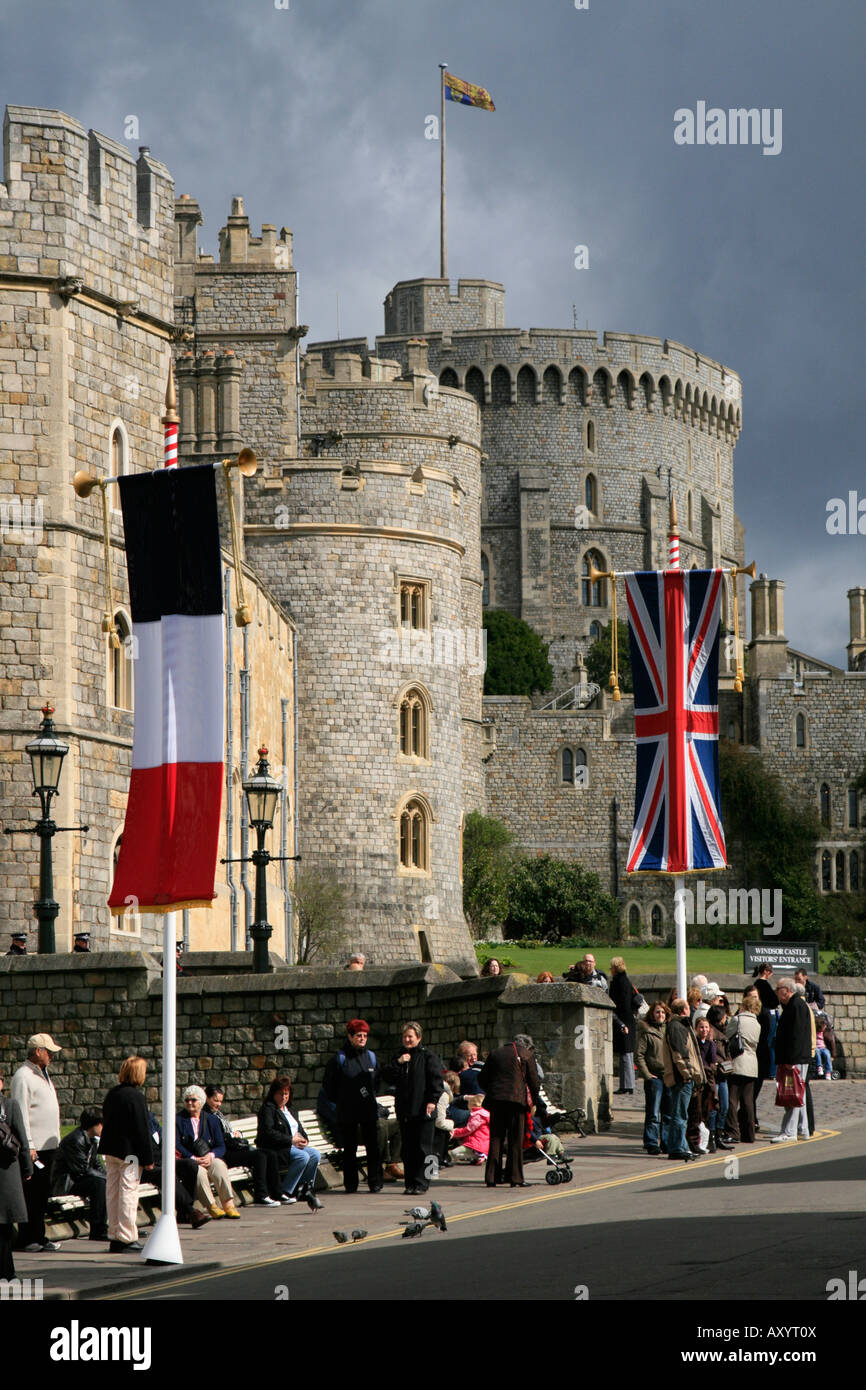 Windsor Castle Touristen Französisch Besuch Zustandsflags Royal Borough of Windsor und Maidenhead, Berkshire, England, UK, GB Stockfoto
