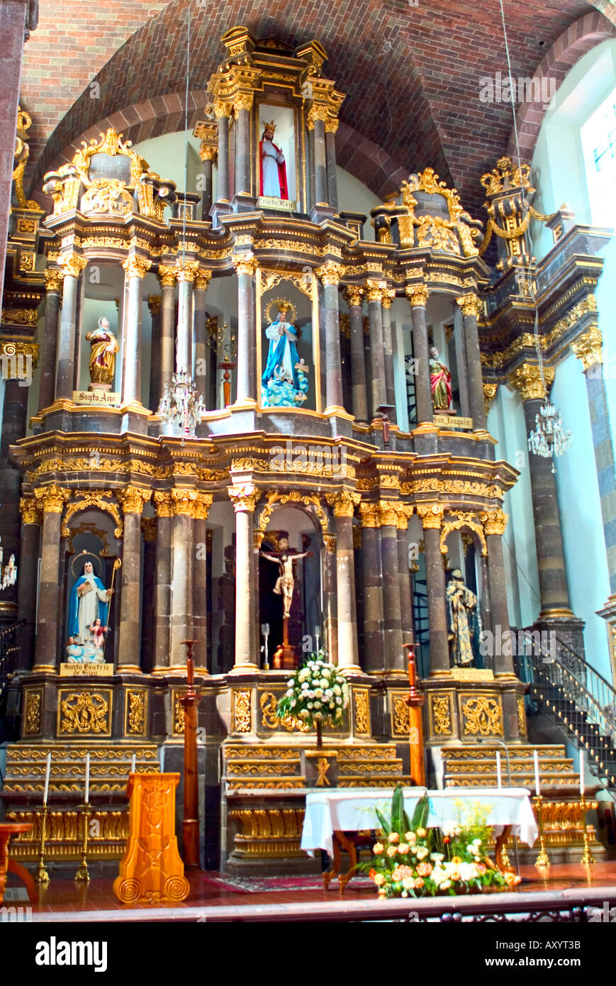 Herrlichen Altar mit Jesus am Kreuz und andere Figuren in La Concepcion Kirche Stockfoto