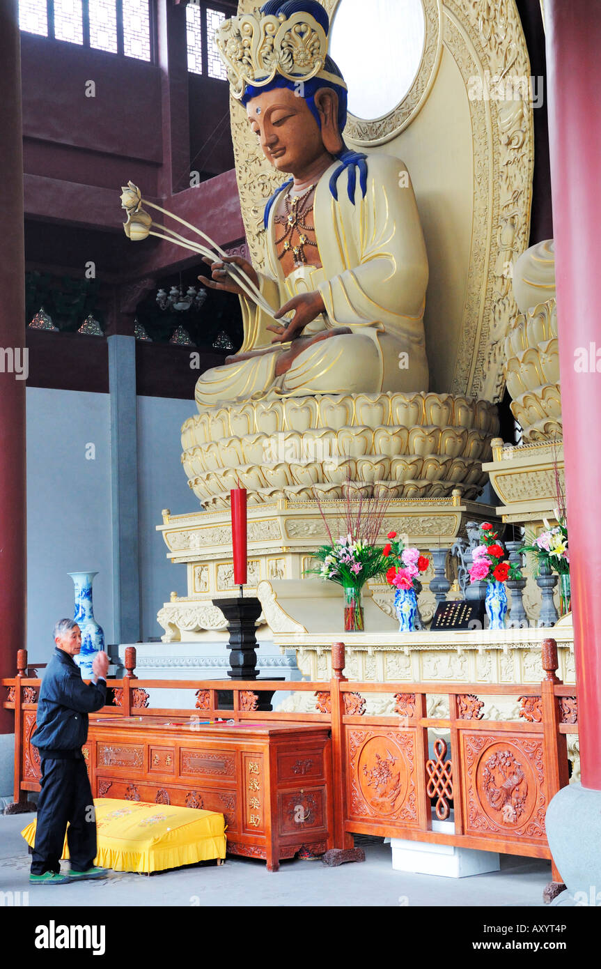 Avatamsaka Halle beherbergt Statuen der drei Weisen des Avatamsaka