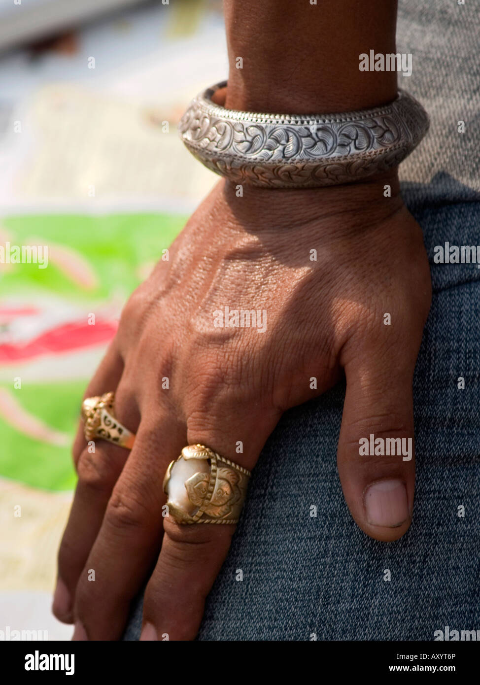 Ringe und Armband an den Händen des Festival Goer beim Tattoo Festival in Thailand Stockfoto