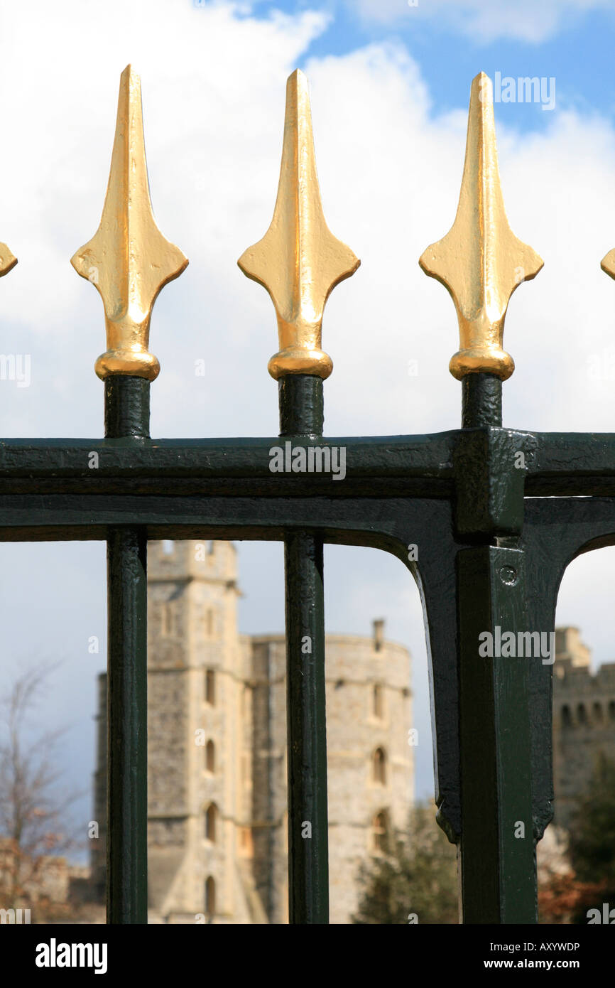 Geländer mit goldenen Spitzen Windsor Castle Royal Borough of Windsor und Maidenhead, Berkshire, England, UK, GB Stockfoto