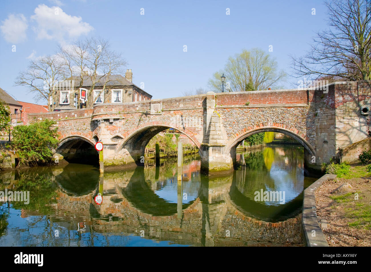 Die mittelalterliche Bischöfe-Brücke über den Fluss Wensum Norwich Norfolk Stockfoto