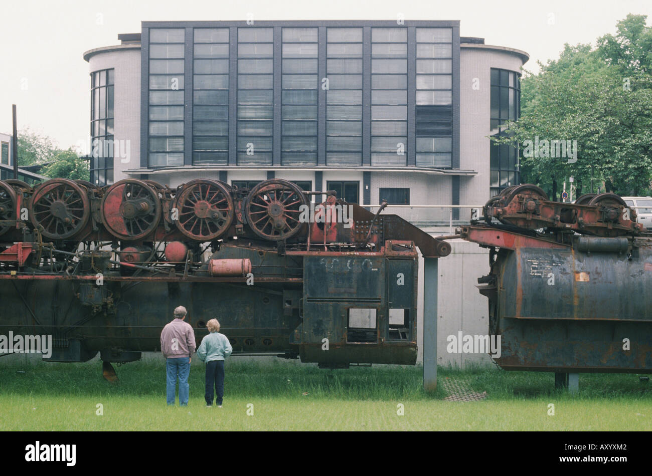 zwei Personen an Kunstwerk La Tortuga von Wolf Vostell, Deutschland, Nordrhein-Westfalen, Ruhrgebiet, Marl Stockfoto