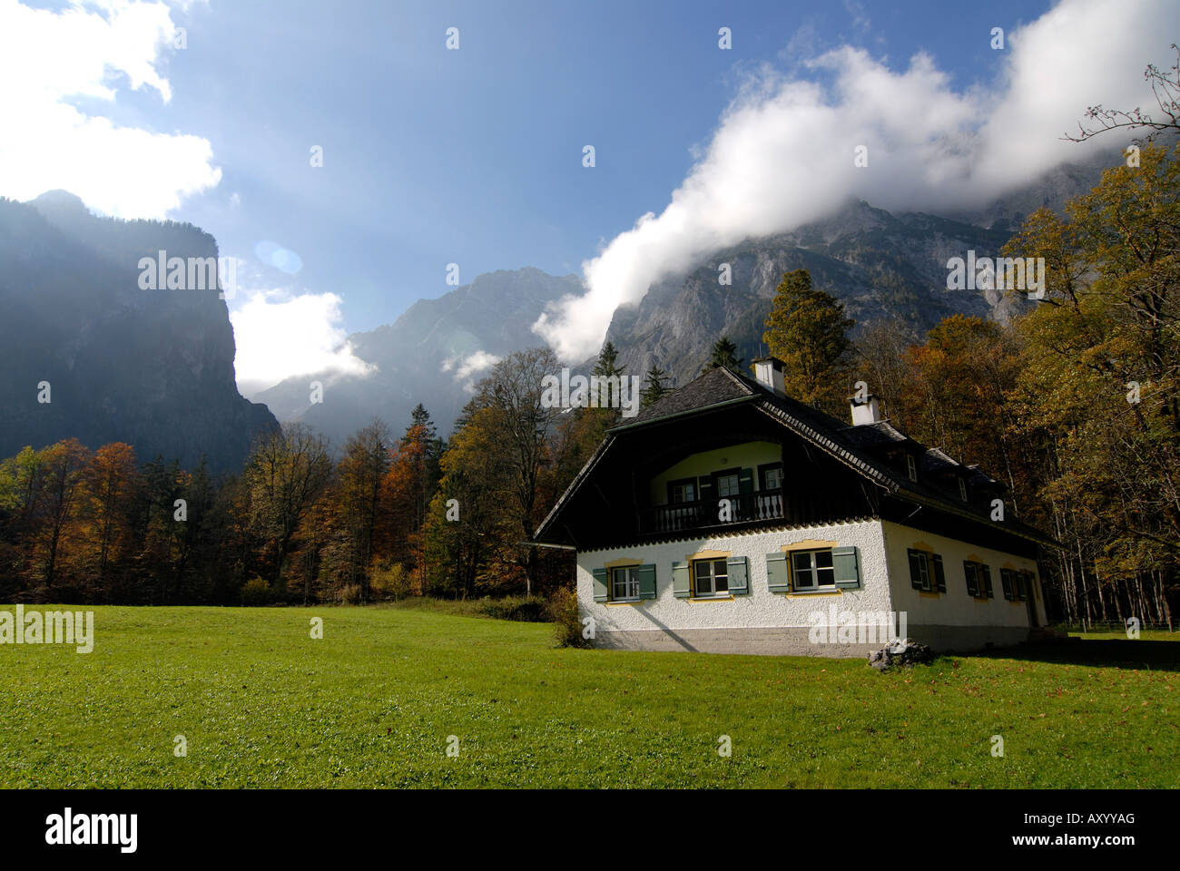 Ein Bauernhaus im Hintergrund der Watzmann Berchtesgadener Land Nationalpark Bayern Stockfoto