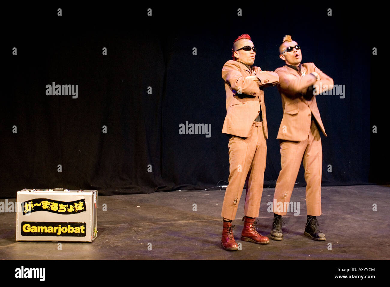 Duo-Gamarjobat beim Udderbelly Fringe Festival Start ausführen Stockfoto