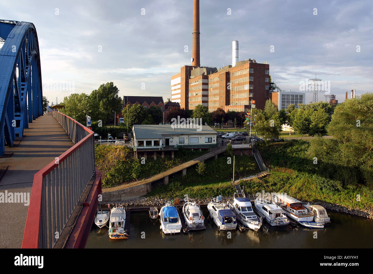 Blick auf den Bahnhof-Hafen und Thyssen-Werk Ruhrort, Deutschland, Nordrhein-Westfalen, Ruhrgebiet, Duisburg Stockfoto