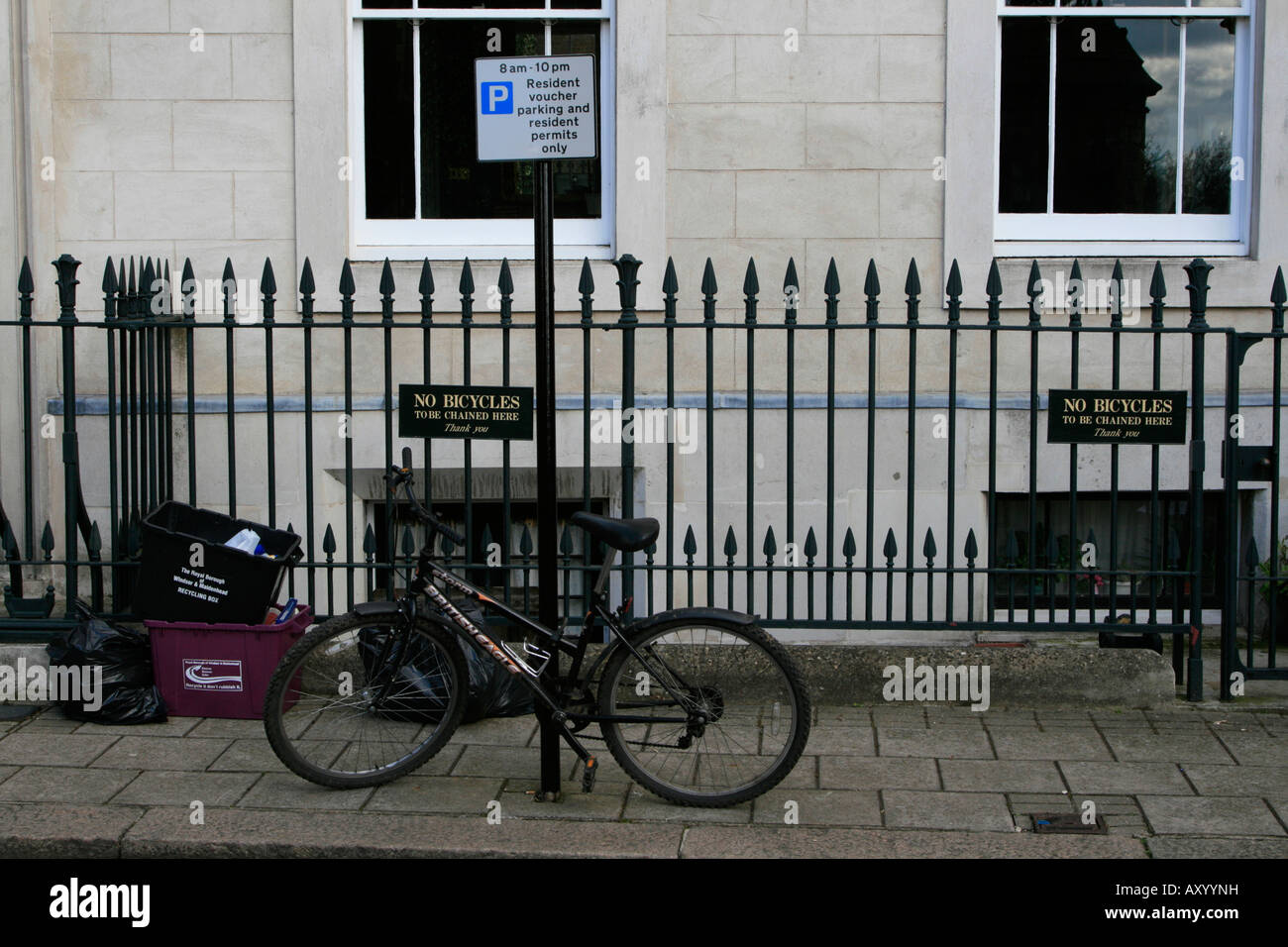 Windsor Stadtzentrum fahren gegen Geländer verboten Royal Borough of Windsor und Maidenhead, Berkshire, England, UK, GB Stockfoto