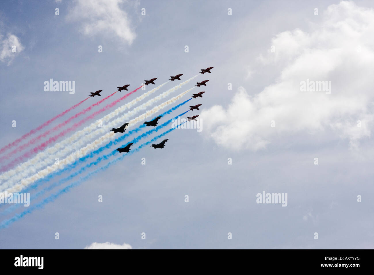 Royal Air Force Red Arrows Bildung Kunstflugstaffel fliegen in Formation mit 4 Taifun Flugzeuge über London zum 90. Geburtstag von RA Stockfoto