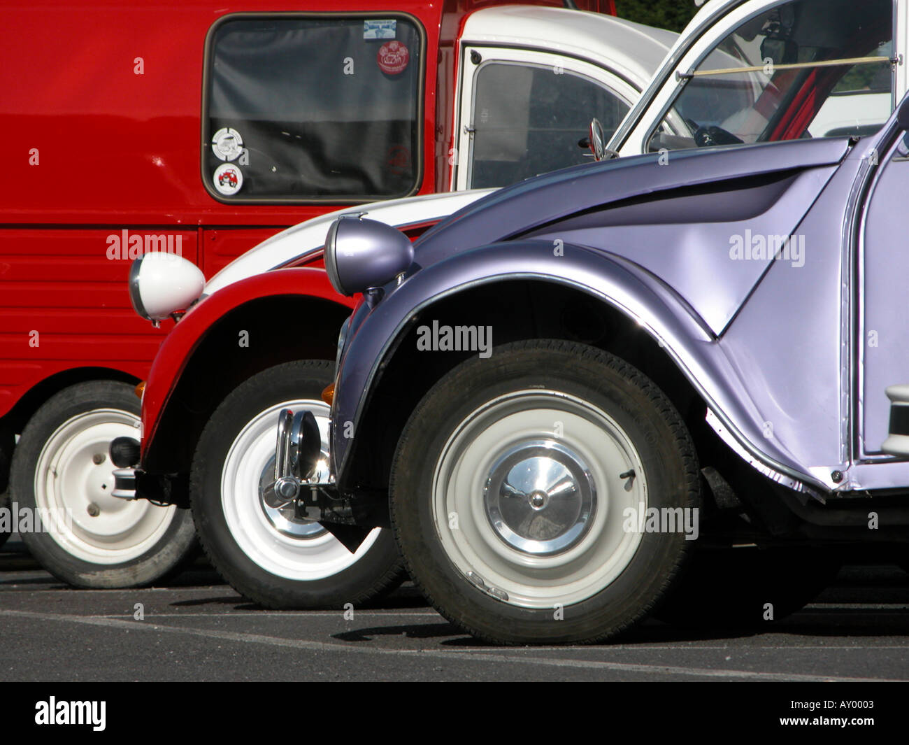 Bunte Citroen 2CV Autos machen eine surrealistische Muster Stockfoto