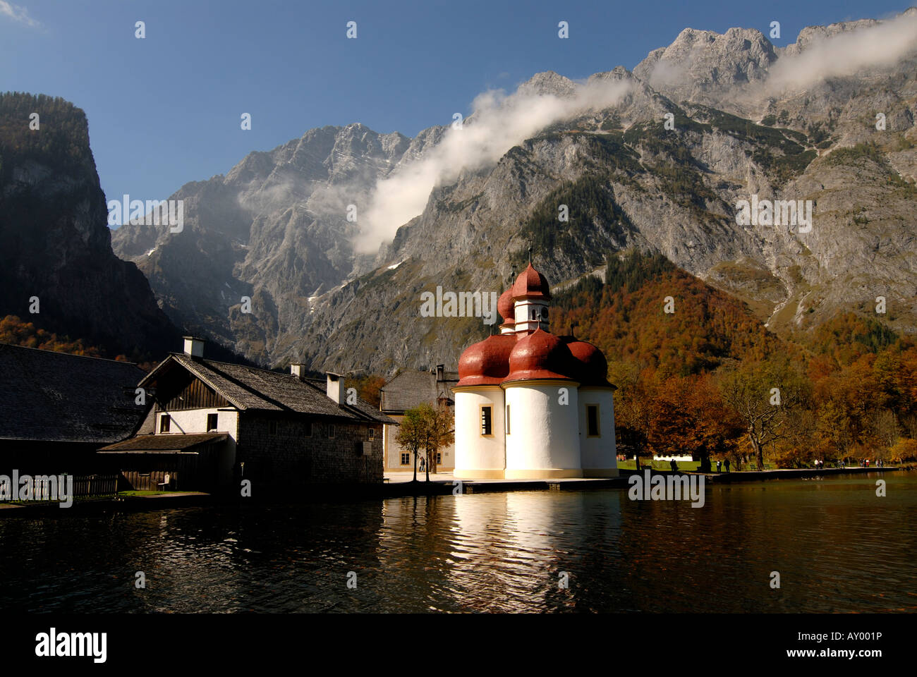 Die sehr berühmte St. Bartholomä Kirche auf dem Königssee im Hintergrund der Watzmann Berchtesgadener Land Nationalpark Bayern G Stockfoto