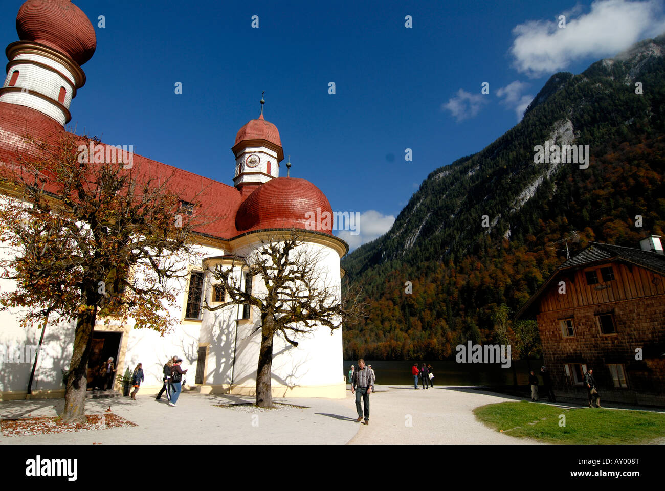 Die sehr berühmte St. Bartholomä Kirche auf dem Königssee im Hintergrund der Watzmann Berchtesgadener Land Nationalpark Bayern G Stockfoto