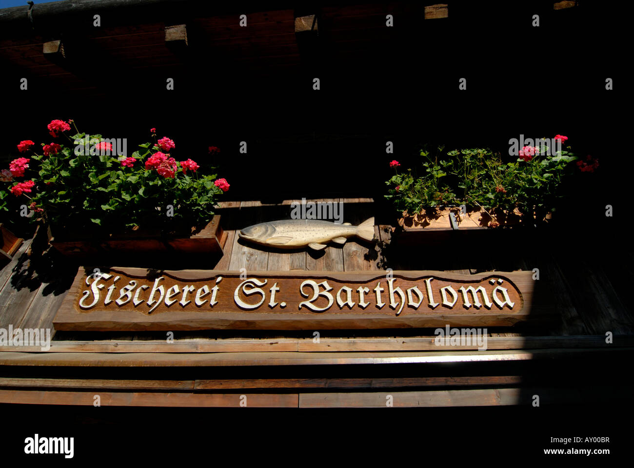 Melden Sie sich auf die in einem Restaurant am Königssee im Hintergrund der Watzmann Berchtesgadener Land National park Bayern Deutschland Stockfoto