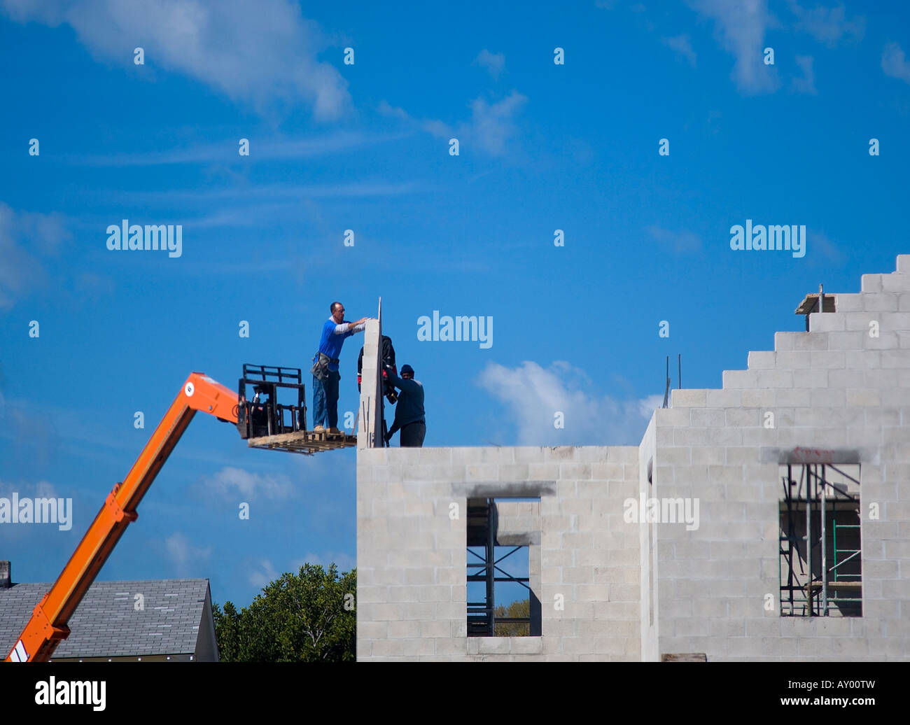 Arbeiter auf einer Hubarbeitsbühne Stockfoto