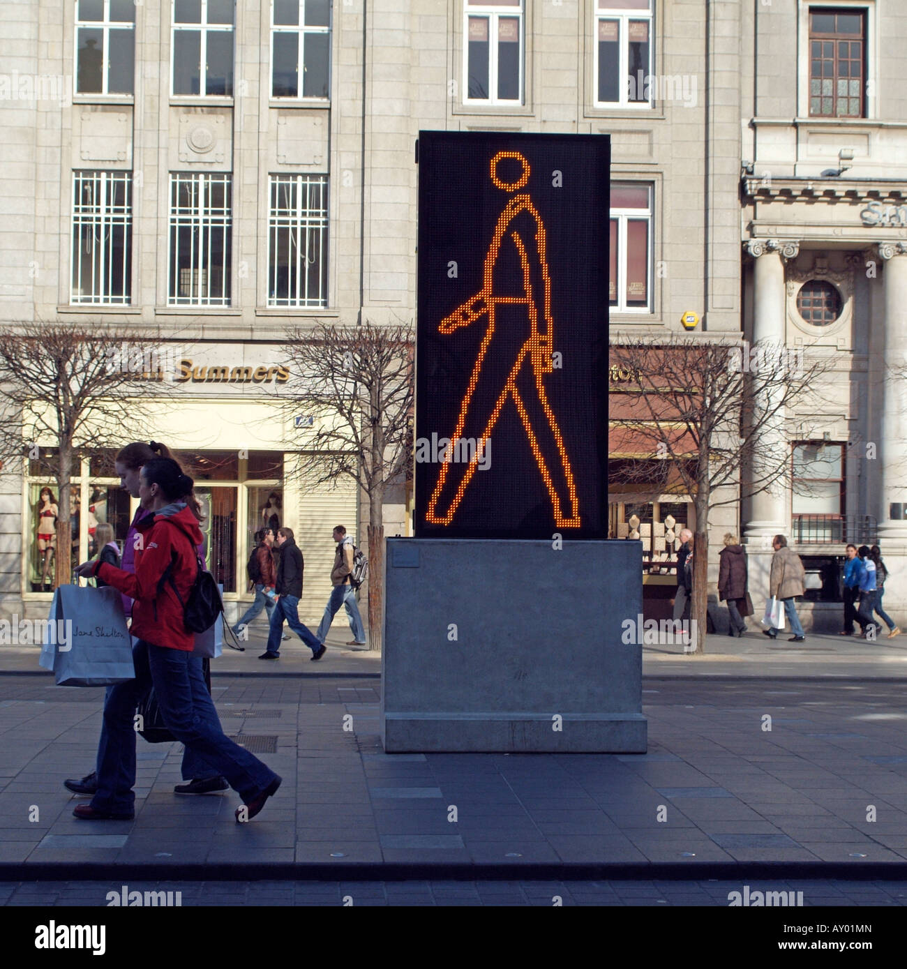 Moderne Skulptur von Julian Opie auf O Connell Street Dublin Irland wandern Stockfoto