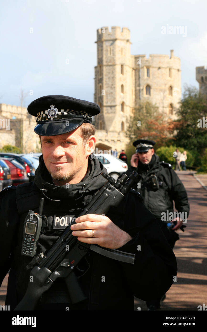Schloss Windsor trafen sich Polizisten mit halb automatische Feuerwaffe Royal Borough of Windsor und Maidenhead, Berkshire, England, UK, GB Stockfoto
