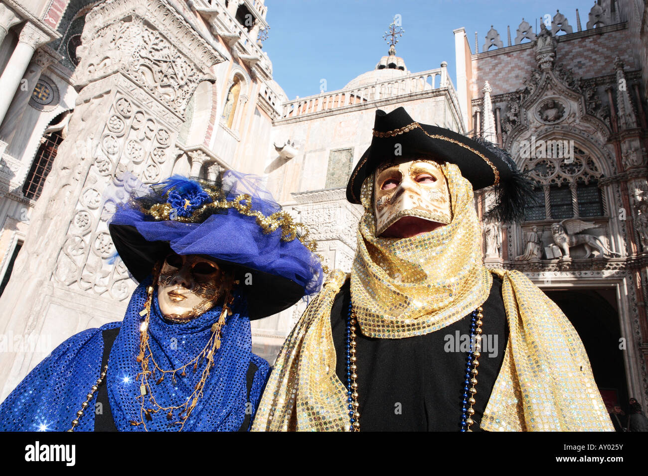 wunderbare Modenschau verkleidete Menschen während der Karneval von Venedig in Italien (der Effekt ist kein Photoshop-Trick) Stockfoto