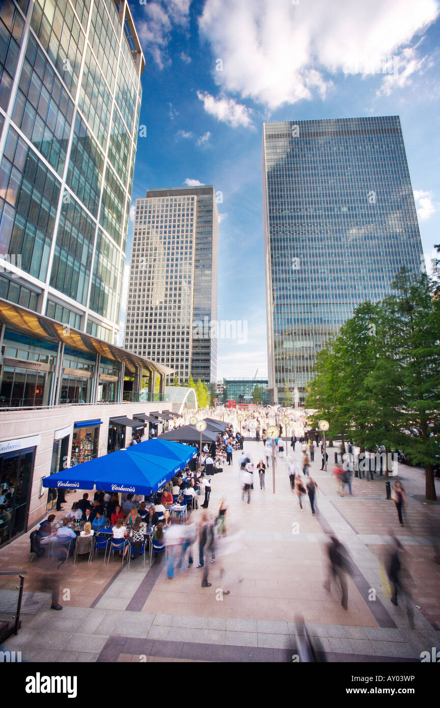 Business-Leute zu Fuß vorbei an der Canary Wharf London England Stockfoto
