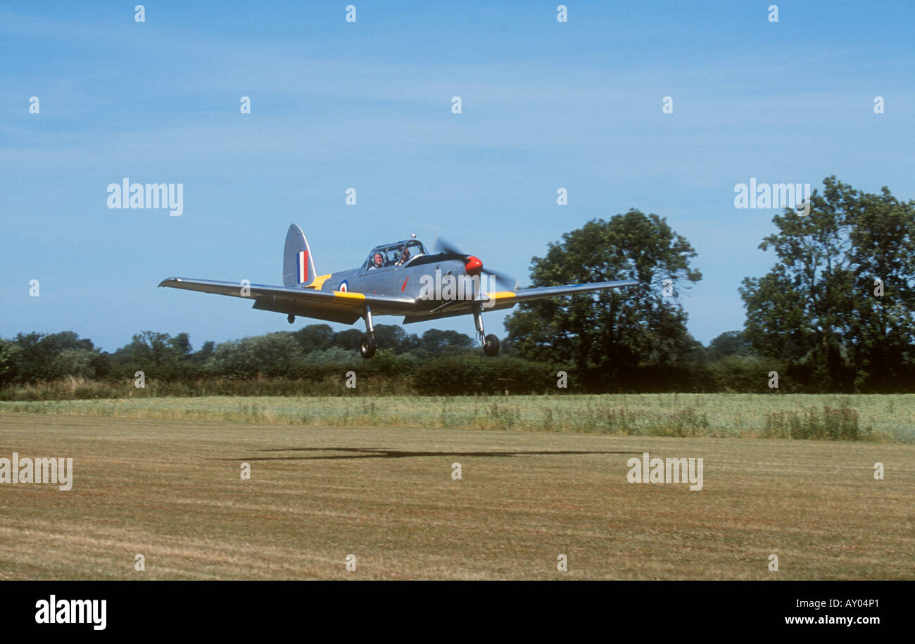 De Havilland (Kanada) DHC-1 Chipmunk 22 zwei Sitz-Trainingsflugzeug ausziehen aus Breighton Flugplatz Stockfoto