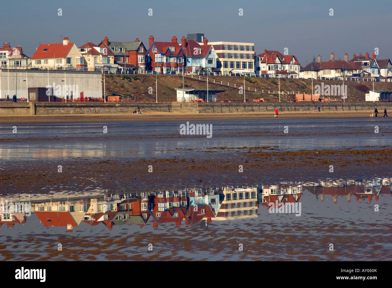 Reflexion von Gebäuden in Strand pools Stockfoto