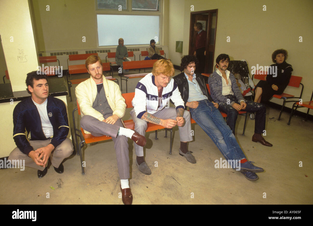 Arbeitslose Männer in einem Job Center Labor Exchange Office South London England 1980er Jahre. Sie warten darauf, 1983 UK HOMER SYKES interviewt zu werden Stockfoto