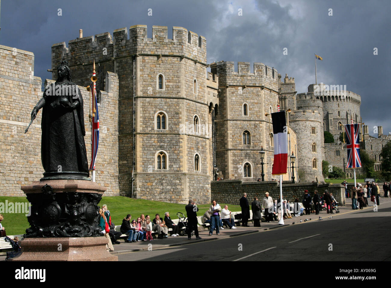 Windsor Castle Königin Victoria Statue Royal Borough of Windsor und Maidenhead, Berkshire, England, UK, GB Stockfoto