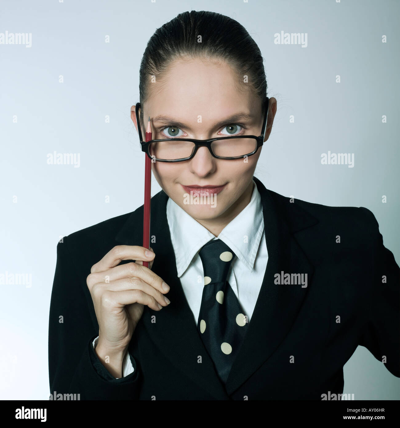 Studio, Porträt einer schönen jungen Frau in einem Kostüm Anzug erschossen Stockfoto