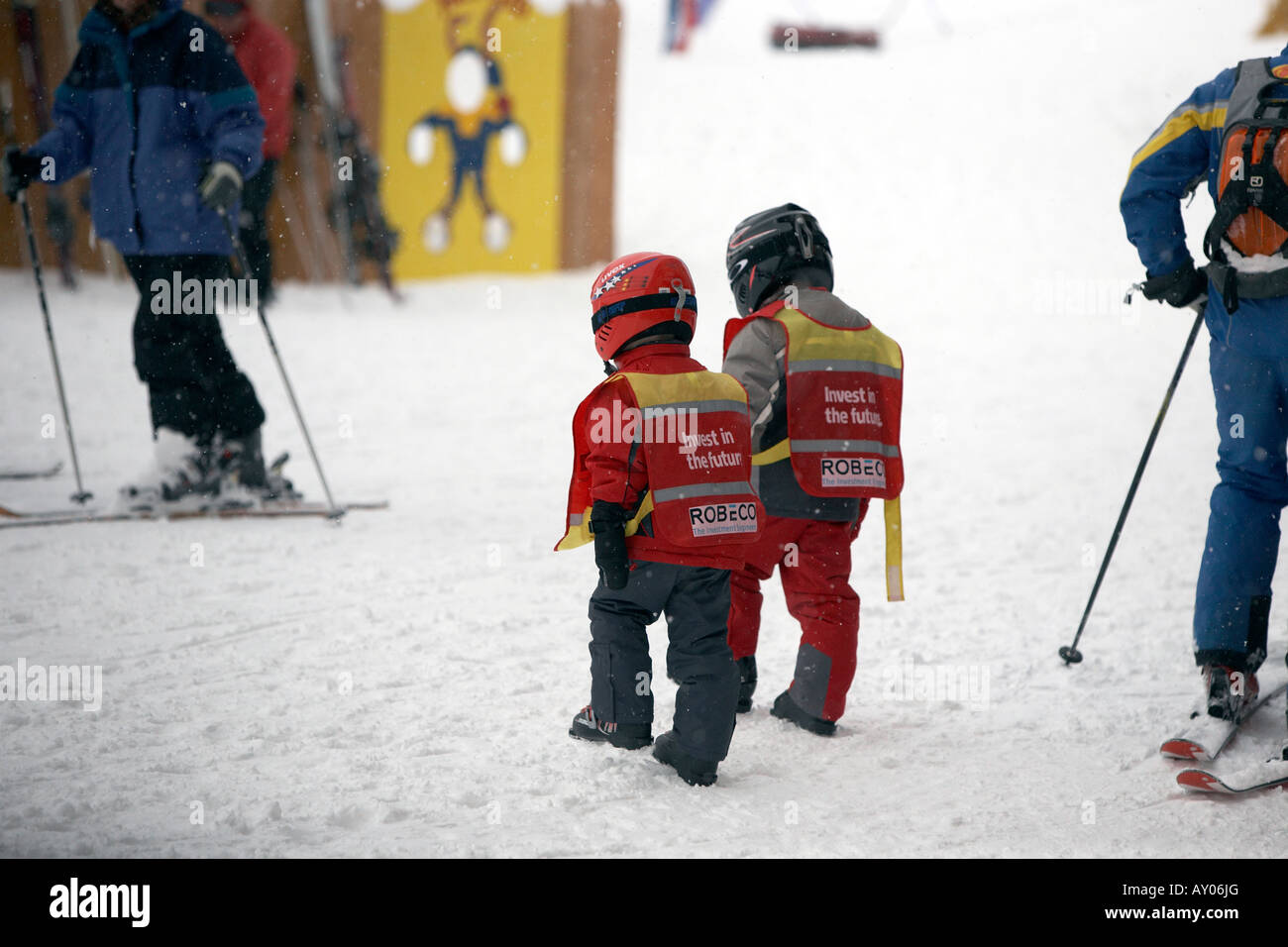 Säugling Skifahrer auf den Weg zur Skischule. Stockfoto