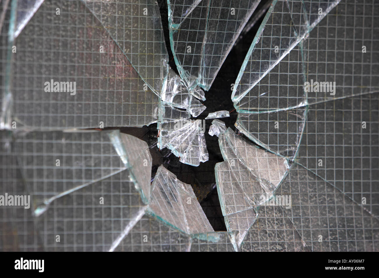 zertrümmerte verstärkte Glasfenster in Belfast City Centre Stockfoto