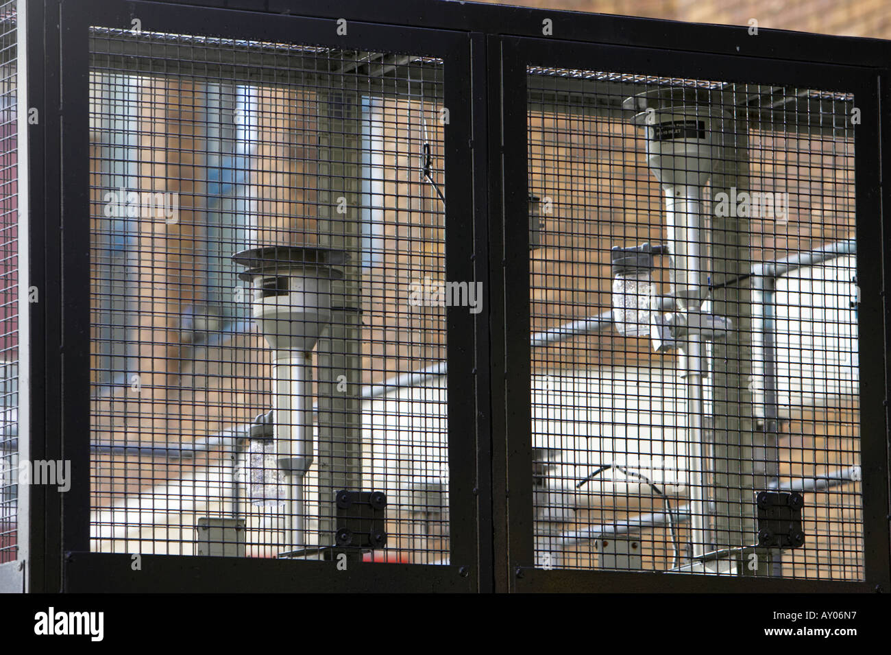 Luftqualität Überwachungseinrichtungen in Metall-Käfig, Pegel des innerstädtischen Luftverschmutzung in Belfast City Centre messen Stockfoto